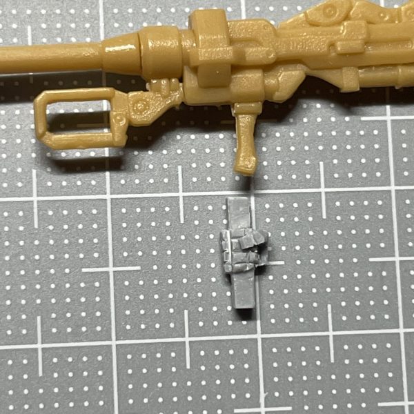 発砲してる状態にしたくてマニピュレーター作ってみました。肉眼で見るとそれっぽくなったので満足です。粗が目立つのでサフ吹くのが怖いです。私のマニピュレーター汚えな、、、カサカサで全然グリップしないので常にポロポロ部品を落としています。 腰捻りたくて切り離しました。あらゆる部品が干渉しまくる為どうしようかと途方に暮れております。アーティファクトのポーズ変更とか、果てはフル可動されてるのを見てあたかも自分にも出来るような感覚になっておりました。現実にぶん殴られつつ成長していこうと思います。(3枚目)