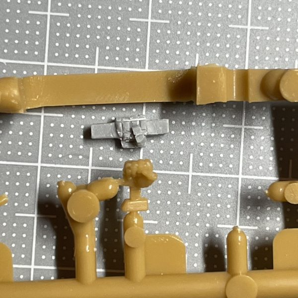 発砲してる状態にしたくてマニピュレーター作ってみました。肉眼で見るとそれっぽくなったので満足です。粗が目立つのでサフ吹くのが怖いです。私のマニピュレーター汚えな、、、カサカサで全然グリップしないので常にポロポロ部品を落としています。 腰捻りたくて切り離しました。あらゆる部品が干渉しまくる為どうしようかと途方に暮れております。アーティファクトのポーズ変更とか、果てはフル可動されてるのを見てあたかも自分にも出来るような感覚になっておりました。現実にぶん殴られつつ成長していこうと思います。(4枚目)