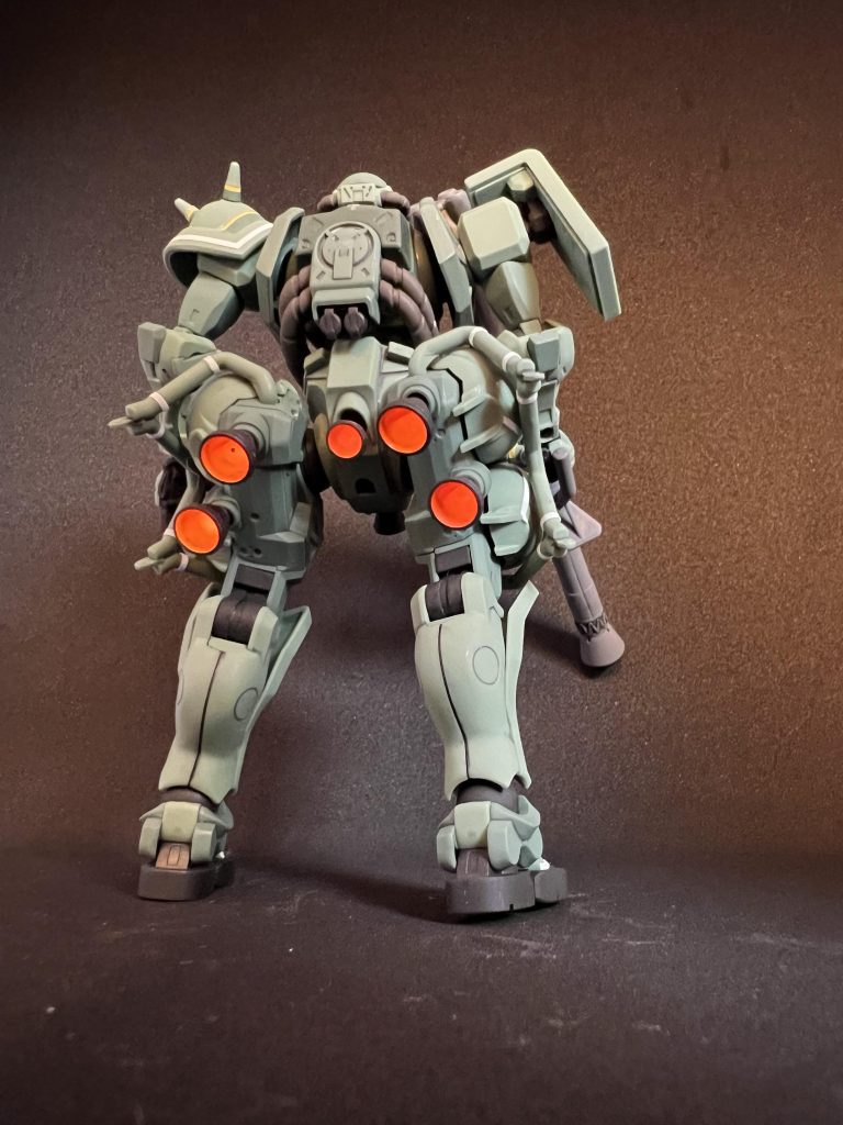 スラスターは「ビコーン」にしました。塗料がスラスター中央部に溜まりディテールが潰れてしまいました。下地を塗ってから薄く何度も何度も何度も何度も筆塗りすればキレイに仕上がるのですがめんどくさがり屋なので手を抜いてしまいました(u_u)