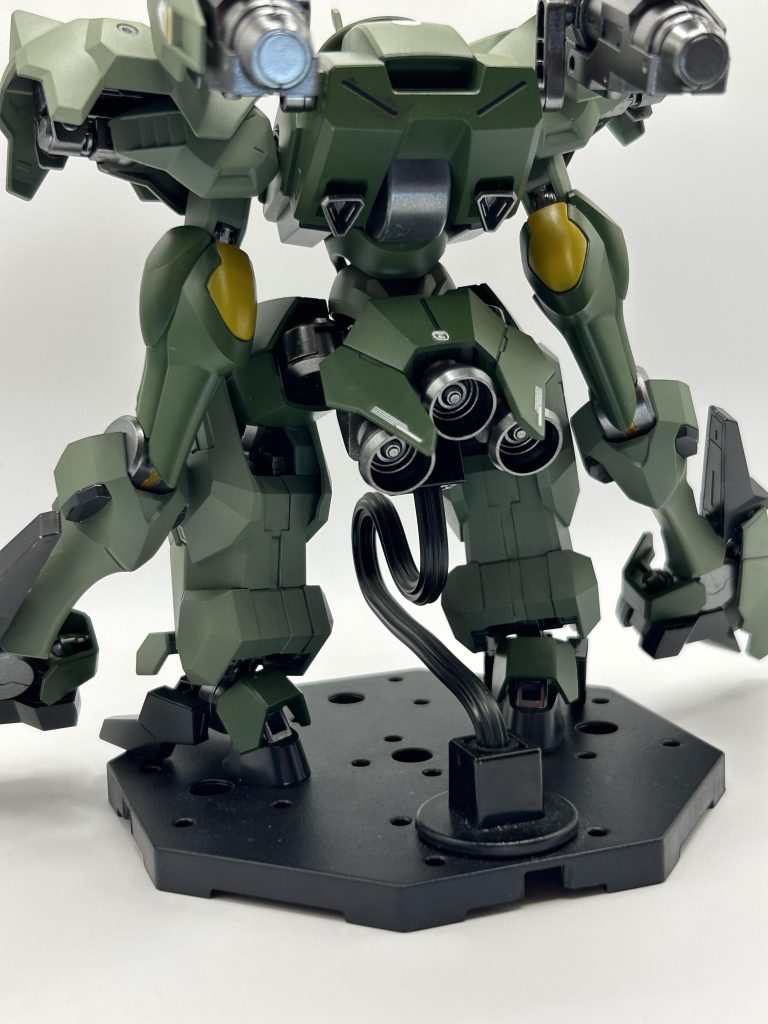 背面。 カラーリングは自分の過去作を見ながら考えて、青と赤はなし。黄色メインないなぁなんて考えていたのですが、緑なくね？ってか部分塗装でも緑使ってなくね？となり緑にしてみました！