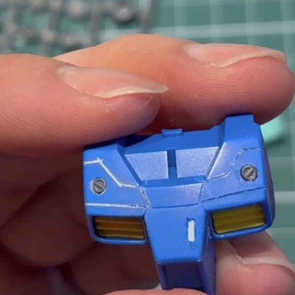 自分でディティール追加しておいてなんだけども、、、やりたくねぇ！！！スジボリが完了して塗装一回目まで完了したところで、色分けの為のマスキング作業、、、マスキング好きじゃなくてあまりやらないので、苦手です、、、完成したらここの投稿とYouTubeにも製作動画投稿します！！誰も見ないかもだけど！！（4枚目）