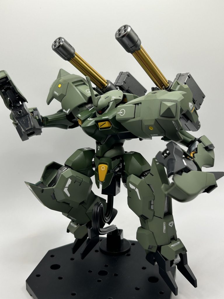 ポージング。 緑メインは初めてだったので、緑の機体（ザクなど）を見ながら考えて、最終的にクシャトリヤのカラーリングを参考にしてエアブラシで全塗装しました。