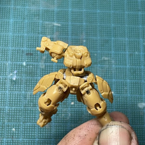 ポージングの為膝とか腰とか膝を切り離したり足首が折れたりとかでいよいよ引き返せない感じになってまいりました。リアスカートオープンした中にバーニア追加しました。バーニアはSDGsに配慮してランナーから削り出しました。（2枚目）