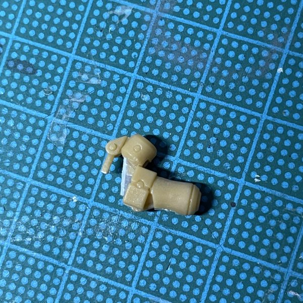 ポージングの為膝とか腰とか膝を切り離したり足首が折れたりとかでいよいよ引き返せない感じになってまいりました。リアスカートオープンした中にバーニア追加しました。バーニアはSDGsに配慮してランナーから削り出しました。（3枚目）