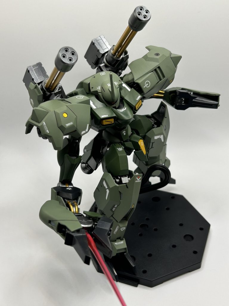 機体名のノーネイムは良い機体名が浮かばなかったので、そのまま名無しの意味で。もし良い機体名が浮かんだら編集して変えるかもしれません。 腕の爪は回転してハサミにもなるという設定。ビームライフル兼ビームサーベルという事で。 