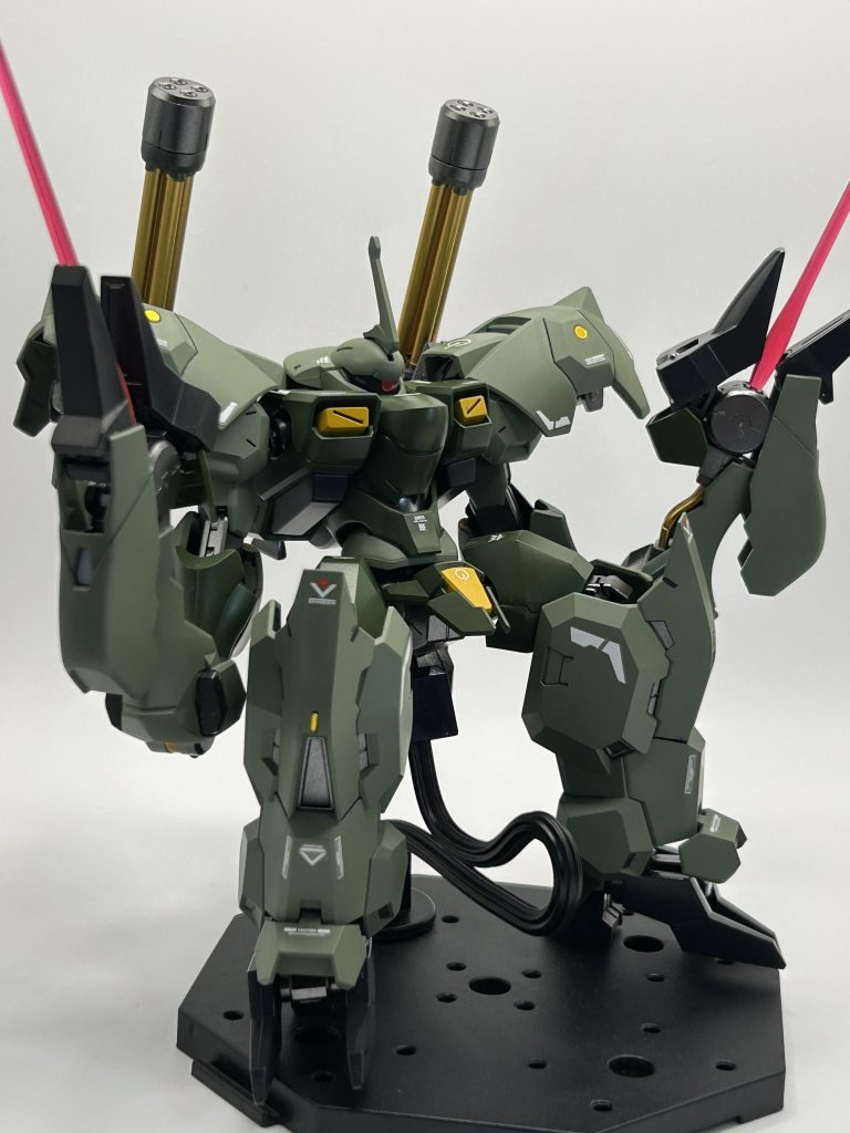 ファラクトの足の基部にプラ板を貼り、3ミリ穴を開けてダリルバルデの関節と接続しています。