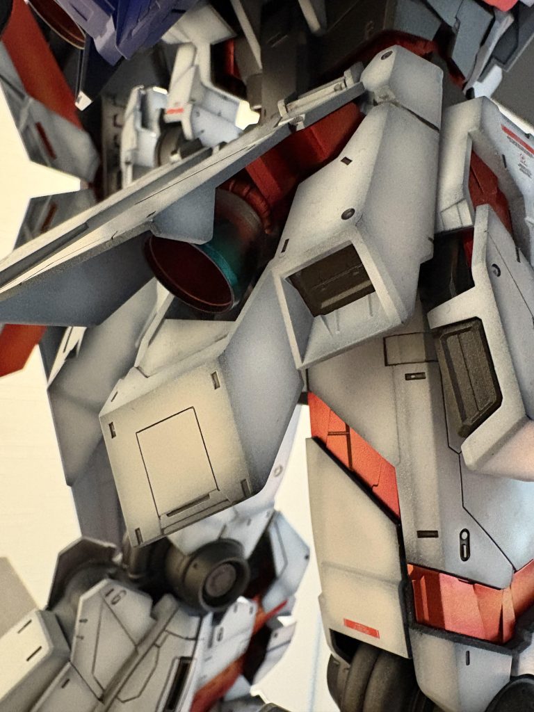 チラ見えがたまらんですよ、これは