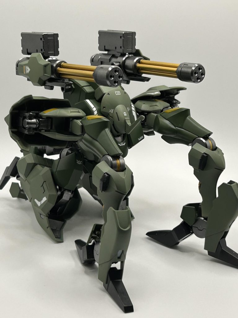 砲撃形態。腕部を回転させて、安定性を増して砲撃。ガトリング以外にもビームキャノンやバズーカなどもあったら良かったかなぁ。