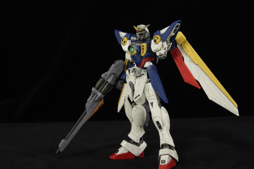 作成について部分塗装・バスターライフルのエネルギーカートリッジ部分、黄色の部分・各所の黒色部分塗装（肩の黄色ところとか、膝とか）塗装には、水性ホビーカラーを主に使用（一部ファレホ）ダメージ加工・切られた左腕・左股関節のフロントアーマー．左顔横から、羽根にかけてのダメージ ウェザリング・荒いやすりで大まかに全体をやすり、ウェザリングマスターで汚し という形で仕上げました。