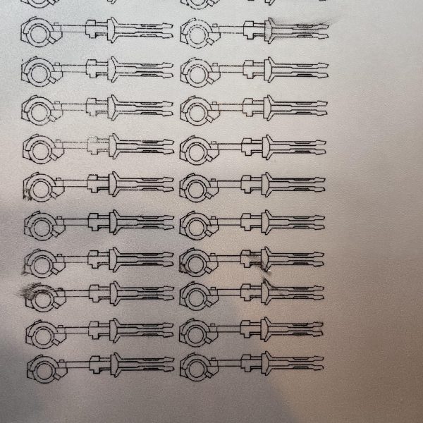 もうちょっと技術が向上したらいつかやりたいなと思っていたのですが我慢できずにやる事になりました。無事着地出来るか不安です。顔面はランナーより削り出し頭部バルカンは無理なのでオミット武器は2Dプリンターで出力中です&nbsp;（3枚目）