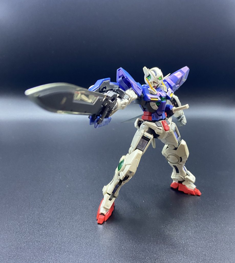 細身の体躯に大剣！！FF好きにはたまらない要素！シンプルながらも筋肉の流れを感じさせるディテール！他のMSとは一線を隔す事が一目でわかる発光ユニット！！そして極め付けはセブンソードというコードネーム！！カッコイイ！！それを操縦するのが刹那というのがまたイイ！！刹那さんに関しては語ると長くなるので割愛します(gundam-kao5)