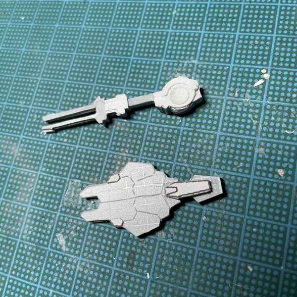 もうちょっと技術が向上したらいつかやりたいなと思っていたのですが我慢できずにやる事になりました。無事着地出来るか不安です。顔面はランナーより削り出し頭部バルカンは無理なのでオミット武器は2Dプリンターで出力中です&nbsp;（2枚目）