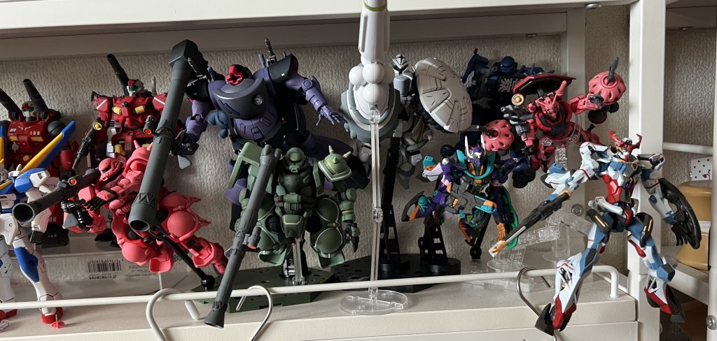 我が家のジークアクス世界。白いガンダムがまだ購入出来ていないですが、シャアザクGQでジークアクスキットは一旦完了です。・・・ゲルググGQは買わないのか？ジムは買わないと決めているのでゲルググGQは買わないです。セイラ軽キャノン、01ガンダムはもう2度と買えないので、あきらめです。