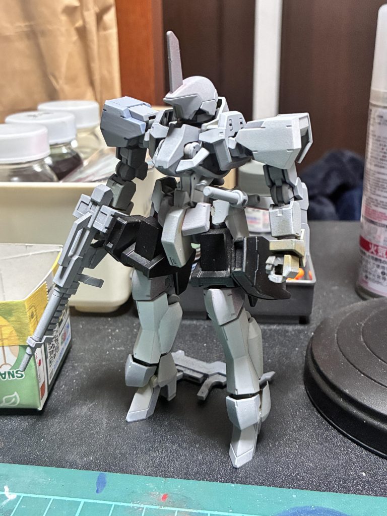 サフ吹いたりした状態です。この頃はまだどういう感じに塗装しようか考え中でした。