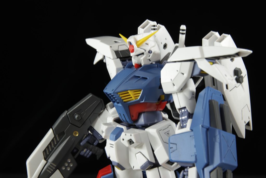 青色部分は、水性ホビーカラーの水星の魔女　エアリアル（改修型）ブルーを整形色上から直接塗っています。スミ入れは、ウェザリングカラーのマルチブラックを使っています