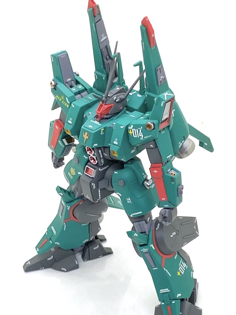 フレームメタリック(2)で塗装した以外の部分は最後に(クレオス)Mr.カラーGXスーパースムースクリアーを吹き付けております。