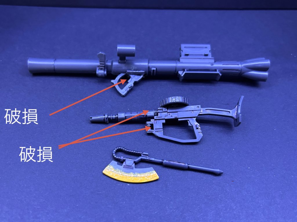 ガンダムマーカー墨入れ流し込みペンの拭き取りを試しにエナメル溶剤で吹いてみたところ、めちゃくちゃ簡単に綺麗になったので、調子に乗ってガシガシ拭いてたら武器が2個バキバキになりました😅やはり手抜きはダメですね🙅マシンガンは部品注文できましたが、バズーカは欠品でしたので、真鍮線と接着剤で固めて形だけ作りました。