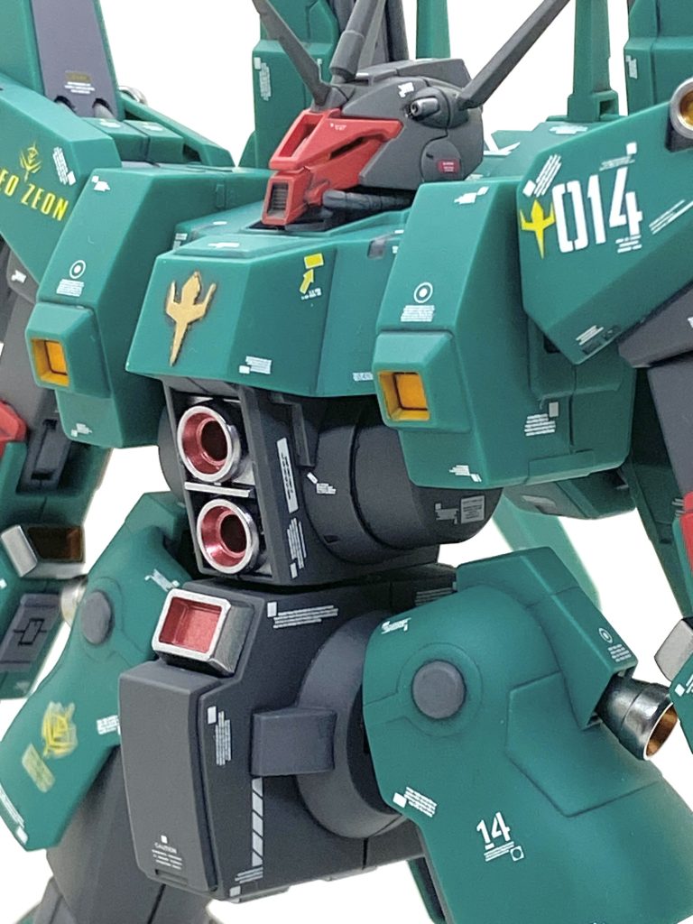 腕、メイン・ブースター・バインダー、太腿、そしてメガ・ランチャー兼ビーム・ライフル等の武器の合わせ目が処理するのが大変(このグリーンの成型色は接着したら、まず白化します)なのでインコム以外は全て3mmのダンモを使って段落ちモールドにしました。ただ、そのままだと合わせ目を段落ちにしたのがバレバレなので今回はセイラマスオ先生デザインによるHJモデラーズパーツ ディテールプレートや1mmのプラ棒をチップ状に切って、それを塗装して貼ってみました・・・おかげでいつもよりはモールドに説得力が出たと思います。特に腕はスラスターがあり、そこをメタリックに塗り分けるには合わせ目消した後ですとマスキングが相当な難易度になるので・・・段落ちモールドにしておきますと後ハメが出来てマスキングも容易なので無理に接着しなくて良かったです。メイン・ブースター・バインダーにもディテールプレート貼ったのですが簡単な筋彫り入れました。