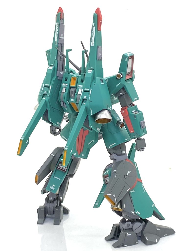 塗分けは今回は頑張りました。腰の後ろと胸にある紋章と脚にある赤いラインは大変面倒でした・・・まずはディテール状をタガネを使って彫り直してからマスキングテープを貼り、刃を立てたデザインナイフでモールドをなぞる様に切りました。慎重に切ったおかげで漏れる事もなく、ムラなく綺麗に塗れてます。オレンジの箇所もマスキングし難い箇所ばかりで下地に白塗っても中々発色しませんでした・・・やはり黄色やオレンジみたいな明るい色は鬼門です。メガ・ランチャー兼ビーム・ライフルは設定ですと緑一色でかなり単調な感じなのでグレーを差し色にして精密感を出しました。インコムもマスキングしても塗分けました・・・本体共々、グレーを差し色にして凹モールドに塗るだけでかなり良くなると思います。