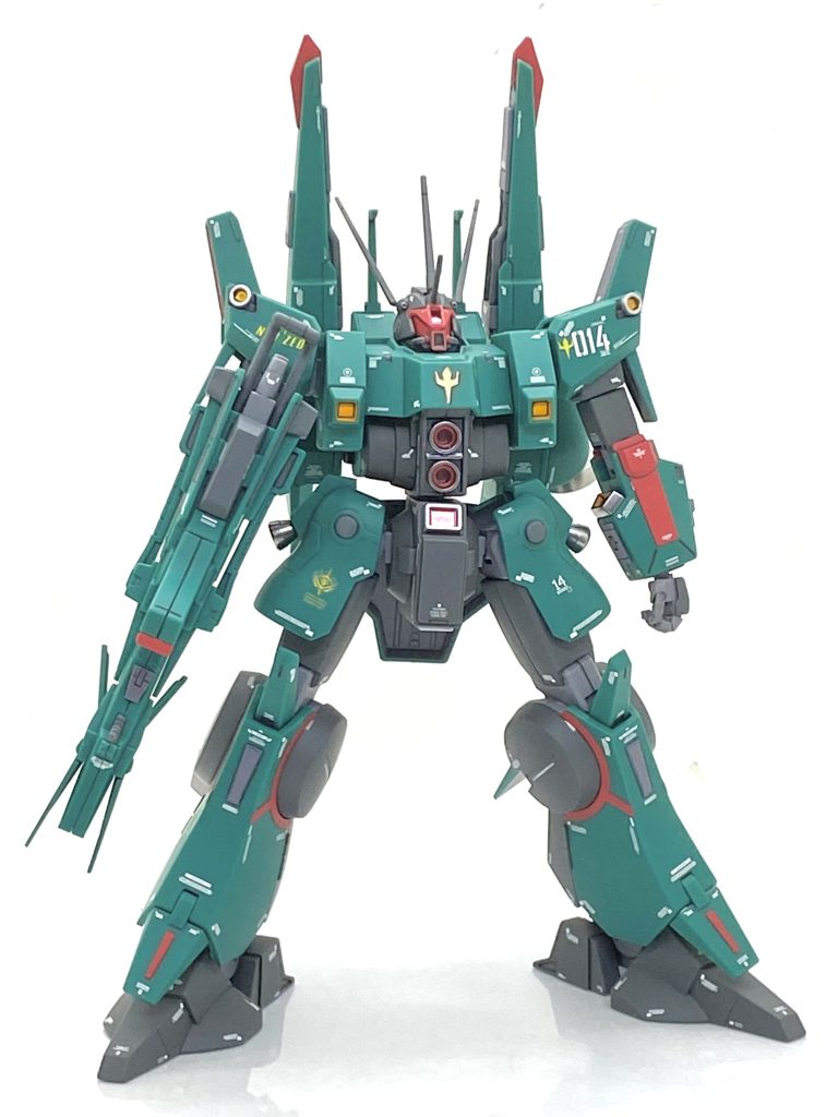 ドーベン・ウルフは比較的、曲面主体の機体なので甘いモールドが多く、殆どの箇所をタガネで彫り直しています(特に腰のサイドアーマー)。墨入れが終わるとデカール貼りですが・・・この機体も相当大きいですから貼る箇所が多く、その為にMG サザビーVer.Kaを部品請求で頼んでいたのは正解でした。同じジオン系のデザインなのでサイズが違ってもほぼ違和感は無く、今回は相当数貼ってますが機体が大きいから煩くなってません。自分のデカール貼りの位置は装甲の継ぎ目やスラスター周り等の重要上な所になるべく貼っています。今もカトキハジメ氏のイラストやKa signatureのフィギュアを参考にしますが昔に比べたら自分で位置を考え貼る事が断然に多くなりました・・・仕事もそうですが人真似しかしないと成長しないですし、他人をリスペクトしなくなりがちなので失敗しても自分で位置を考えて貼る事をお勧めします。自分も考えながら作ってきたから少しは成長したと思います(笑)。