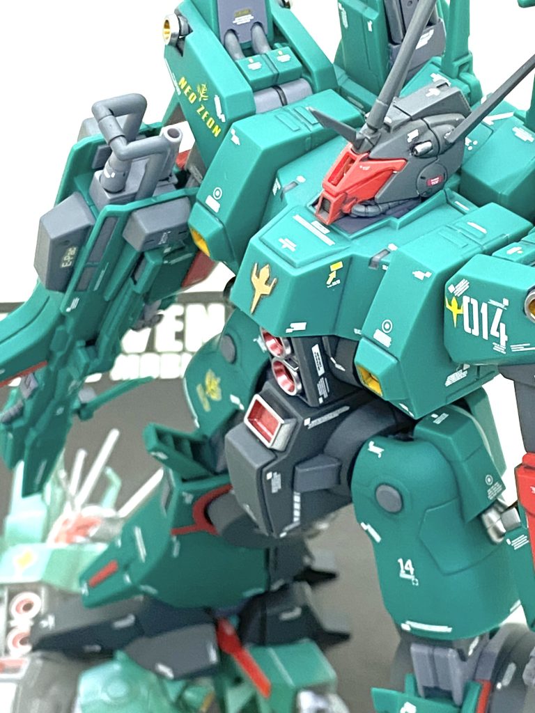 最後は説明書と。完成品見て思ったのは「かなりMETAL ROBOT魂(Ka signature)に似ている」と思いました・・・ デカール自体はほぼMGのVer.Kaのですからカトキ風になるのは当然なのですが(笑)。機体が大きいのでサイズ違いのデカールでも違和感なく、昔はデザインが良いHGシナンジュのを使ってましたがもう在庫が少ないので大きめのジオン系の機体にはMG サザビーVer.Kaのを使うつもりです。ドーベン・ウルフのキットをキチンと仕上げるには相当な労力が掛かりますが・・・プロポーション、ディテールは素晴らしいの一言で成形色仕上げでもここまで良くなるとは思いませんでした。再販でも買う事自体が困難な機体ですがガンダムZZが好きな方にはたまらない物があるので機会があれば是非作ってみて下さい。ご覧して頂きありがとうございました。