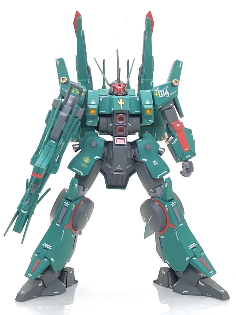 メガ・ランチャー兼ビーム・ライフルを持たせますと相当な重量感ありました。