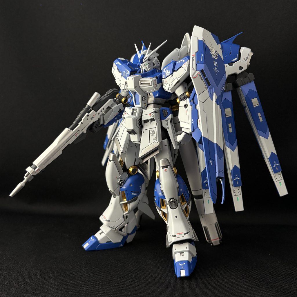 使ったのは、プロ向け塗料メーカー「フィニッシャーズ」の「フォーミュラフレンチブルー」と「ツーワンパープル」。昔のフランス車や「テック21」カラーを再現するための塗料で、本来はカーモデルやバイク向け。でも、これがHi-νに驚くほどハマります。