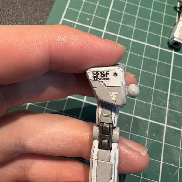 ウェザリングの前にデカールの剥がれを表現するためにデザインナイフでデカールカリカリひたすらにカリカリこれ地味すぎるんだけど、努力伝わるんかwww（2枚目）