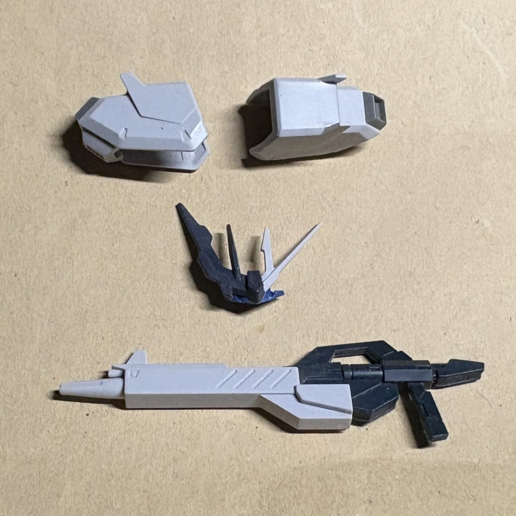 アーマー加工部分肩の突起を削り取って市販のパーツを貼り、頭部アンテナをマーキュリーユニットの頭部取り付けパーツを加工したものに貼り付けて他のユニットと取り付け方法を同じにし、ライフル装着パーツの装飾を削り取りました。