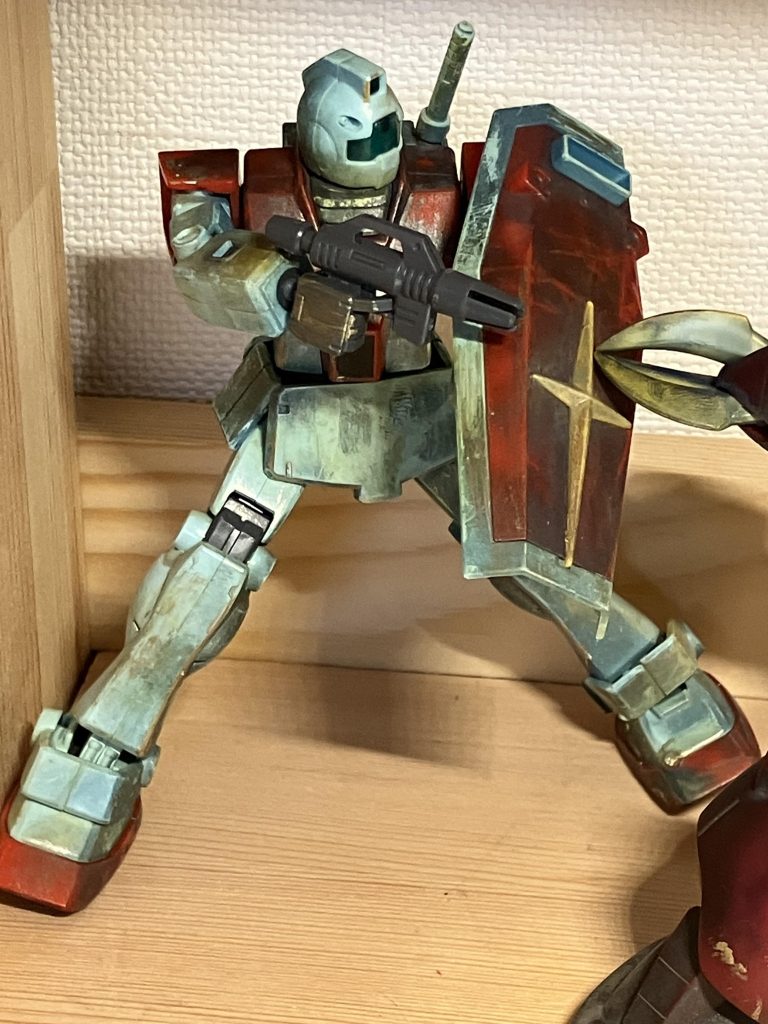 爆竹と煙玉のジムについて以前の投稿でズゴックは紹介してましたが、ジムは投稿しそびれましたのでここで紹介しようと思います。爆竹は表面が煤っぽくはなりましたが、ちゃんとウェザリングするなら一度にたくさん使った方が良いと思う印象でした。煙玉などを使ってみた思ったことは、あまり白っぽいパーツには煙玉はやめた方がいいといった印象でした。前回のズゴックのように赤色だと煙玉の色がつきにくく煤っぽい感じのみ出ていい感じだったのですが、やはり白のパーツだと煙玉の色が直に写ってしまったので洗剤にしばらくつけおきして色を多少落とした後ガンダムマーカーのゴールドをハケで擦ったりしてこのような仕上がりになりました。