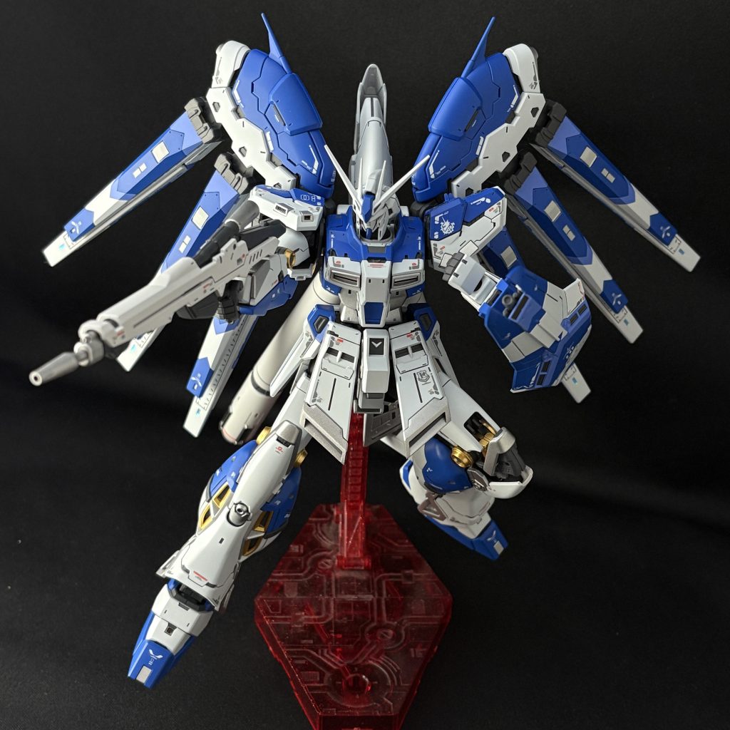 これは配色の基本ルールに基づいています。「ドミナントカラー」という考え方で、ひとつの色を軸に、明度と彩度だけを変える方法。青を軸に統一し、白も青方向に寄せたことで、全体のバランスが自然に整います。