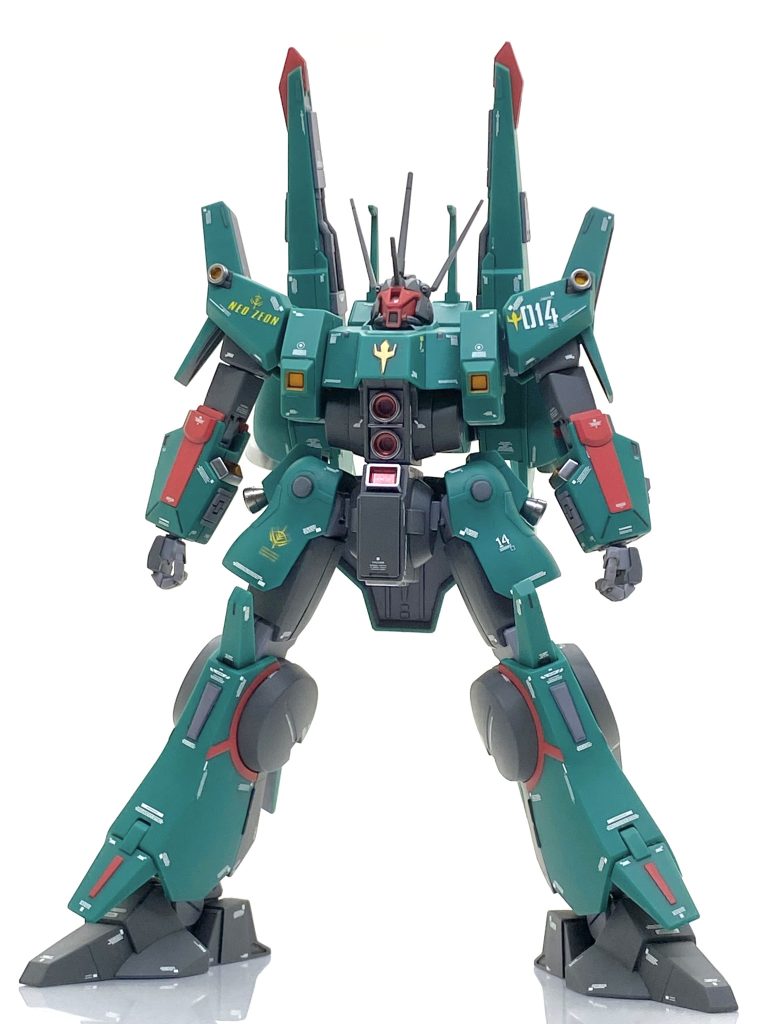 HGUC ドーベン・ウルフを成形色仕上げ+αで作ってみました。ドーベン・ウルフと言えばドライセン、シュツルム・ディアスと並び、レアキットの代名詞的な存在で特にZZ版のこのキットは中古ショップでは1万超えがざらのある意味凄いキットでした(汗)。自分は初版で買ってあったので作るのには困りませんでしたが・・・仮組みした時にあまりにも多い合わせ目と微妙に足らない塗分け、そしてアンテナを始めとした繊細なパーツが大変多く「自分にはとても綺麗には作れません」と思う程でした。しかし・・・来年の一月初旬に行われる展示会で自分の中のテーマが機動戦士ガンダムZZで、キュベレイMk-II(プルツー専用機)、ガルスJと作ってきたのでこのレアキットにも手を付ける事に決めたのです・・・プラモデルは作ってこそ価値があるのですから(笑)。