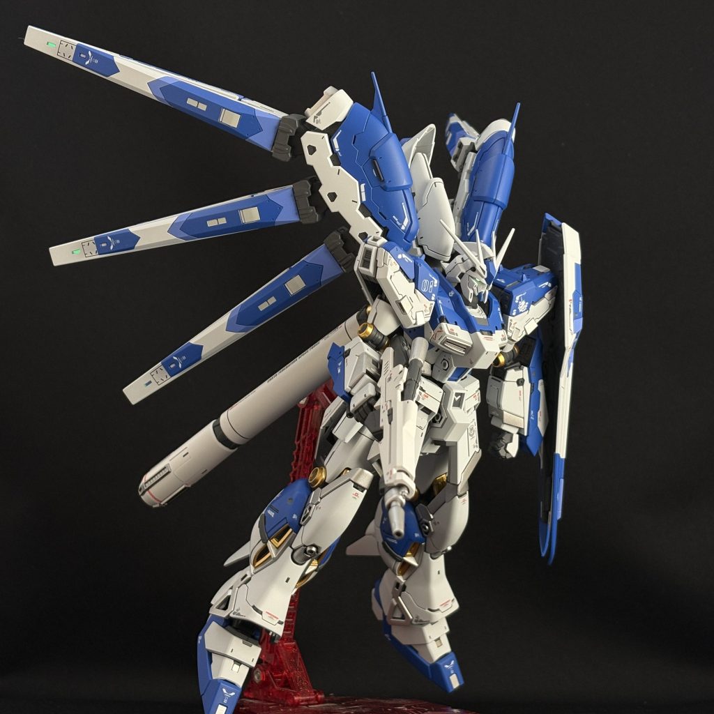 白はどんな色にも合うはずなのに、実際は“青より白が目立つ”ことが何度もありました。そこから「白も青側に寄せないとダメだ」と気づきました。