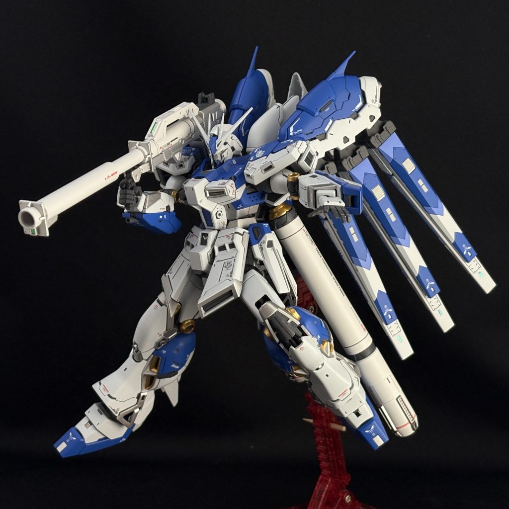 Hi-νのかっこよさは、色数ではなく「青をどれだけ軸にできるか」で決まります。青が主役のまま、白が邪魔をしない。この配色は、Hi-νを一段引き上げます。