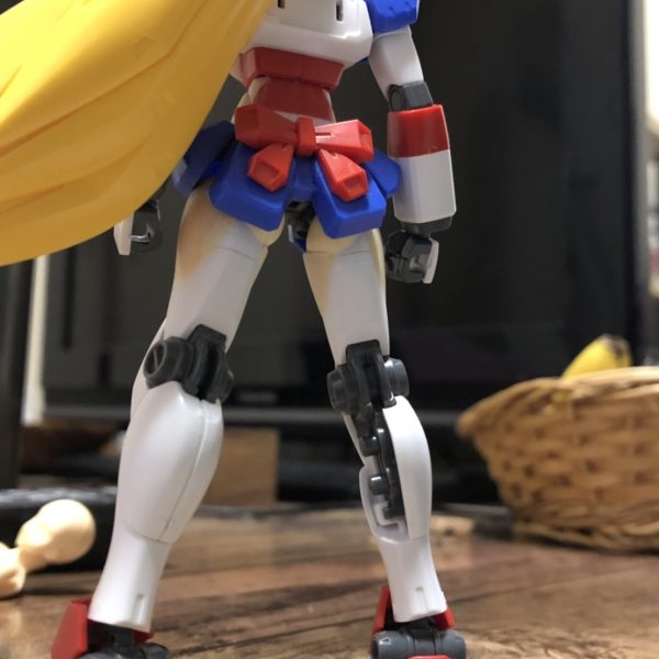 ずっと昔に改造してて子供ができたためシンナーをつかえずに塗装待ちで埋もれていた作品を取り出してみました。太ももをいかにメカらしさを残しつつ尻をつけるか‥ウエストを延長しつつヘソみたいなモールドをつけたい‥リボンを残しつつ胸っぽくしたいなどで苦戦しています。（3枚目）