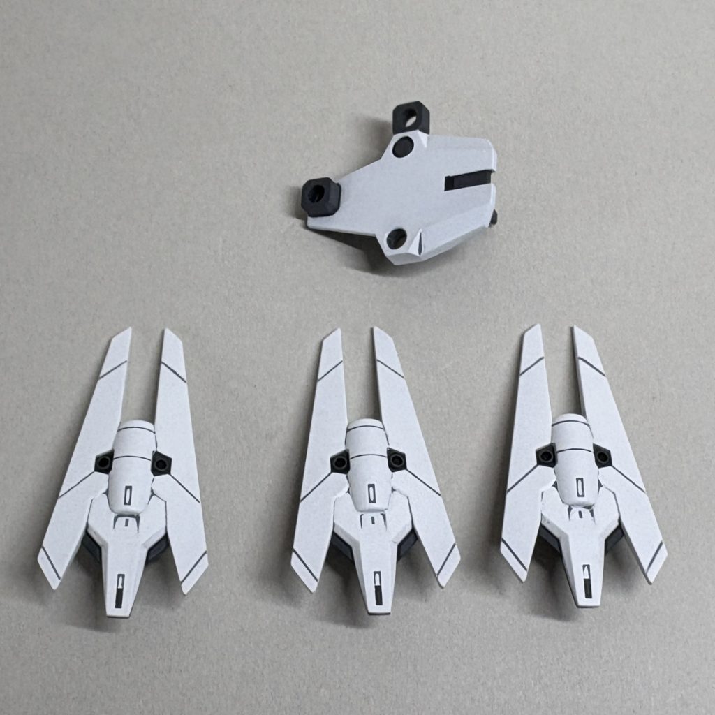 センサービットハンガーコアガンダム2の余剰パーツを加工して、ユーラヴェンガンダム付属のセンサービット3基を取り付けられるようにしました。