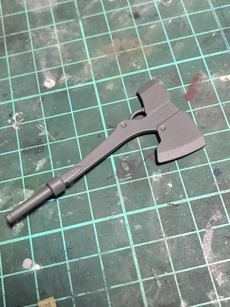 バトルアックスの肉抜きもランナーを使って埋めました。あと片方の軸は切り落としました。