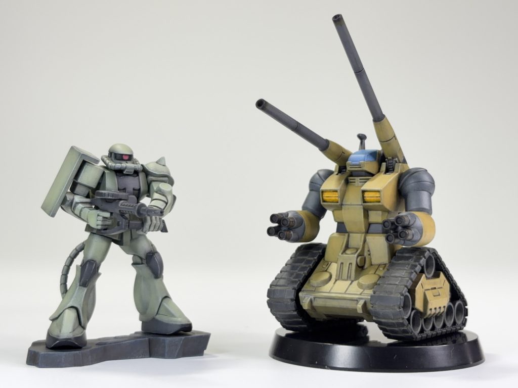 同じくらいのサイズ感のチョコサプのザクと比較、少し大きい感じですかね