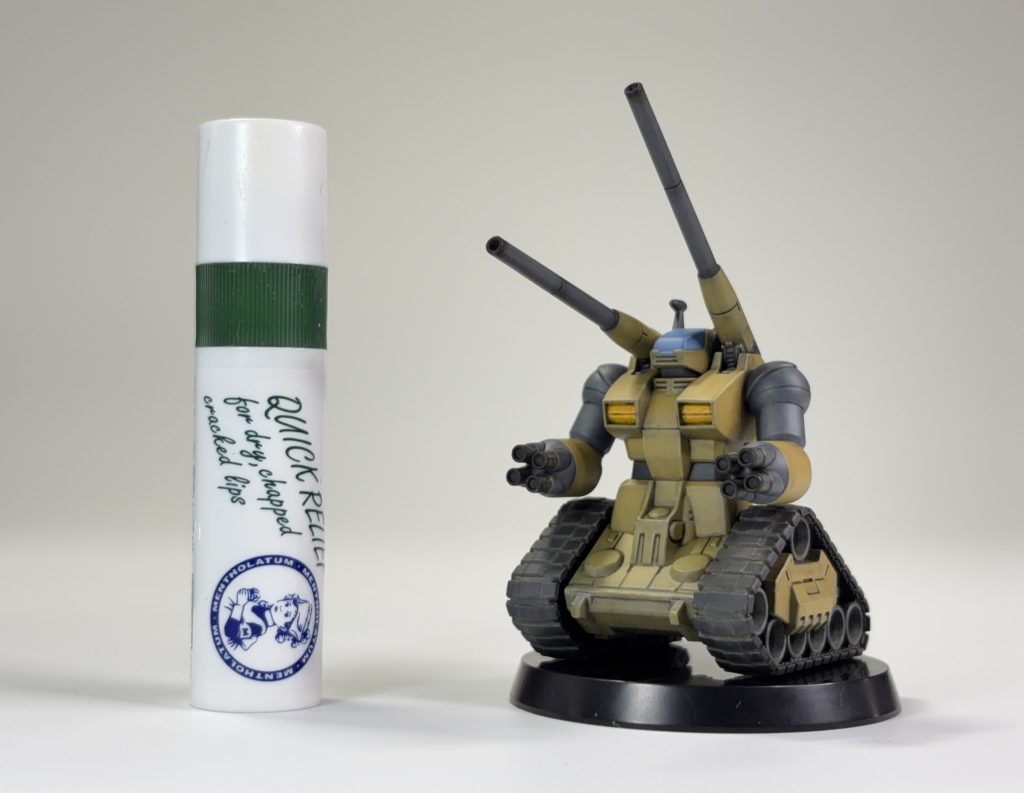 リップクリーム先生と比較、全長では同じくらい。線がはっきりしているので塗りやすかったです。