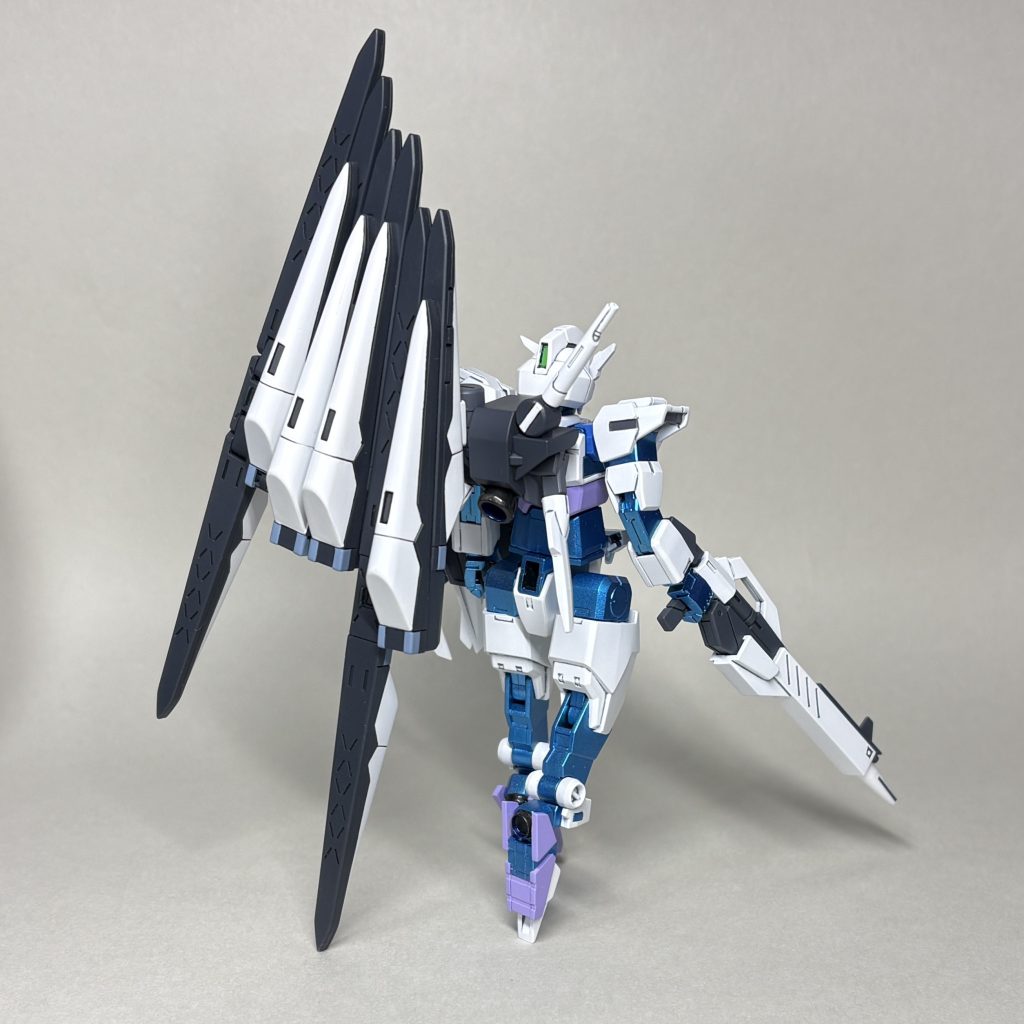 うしろビルドファイターズトライアイランドウォーズ登場の謎の少女のために作った機体。どこからか調達したコアガンダム2にアドバンスドRGシステムを導入。(妄想設定) 肩のポリキャップは、青色のものを他キットから転用。短時間なら両つま先とファンネルの3点で自立できます。