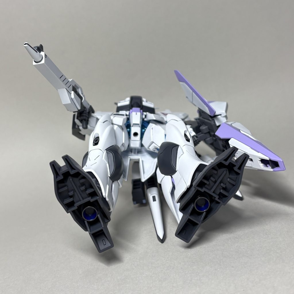 下から足裏の肉抜き部分はそのままですが、市販のバーニアノズルのパーツを貼り付けています。