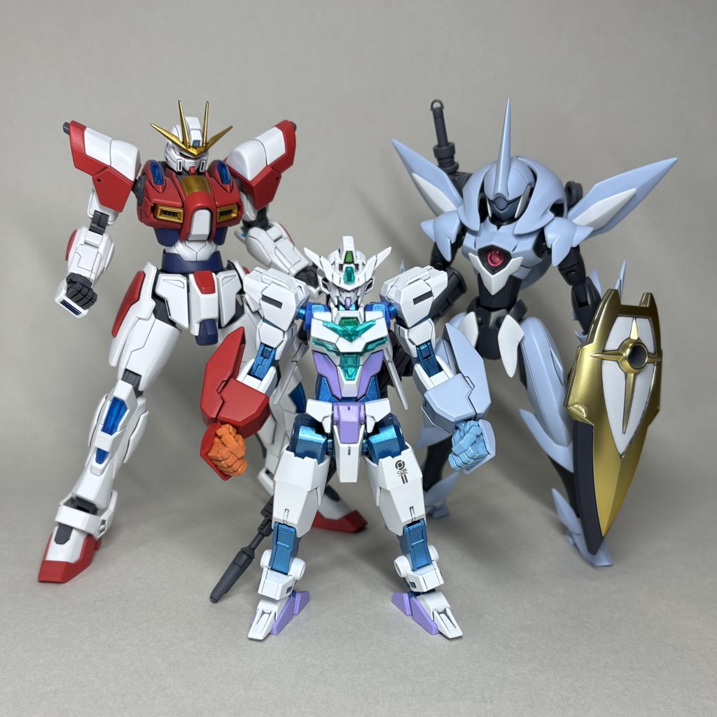 ビルドバーニングガンダム、ファルシアと並べてどちらも以前作ったものです。ビルドバーニングはレイジの機体として作られた気がするのでレイジ機、ファルシアは小改修してアイラ機として塗装しました。サイズがちょうど良かったので、リライズ放送当時からコアガンダム2を娘機として製作するつもりでした。ビルドファイターズトライのような3対3バトルに参加できそうです😊