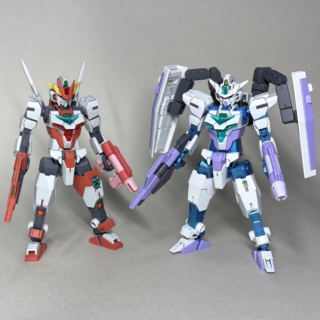 ヒナタ機と並べて以前作ったコアガンダム2ヒナタ機(弓装備特化型)と並べてみました。アリアンコアガンダム2は原型機の形状をいじっていませんが、似たような塗り分けなので姉妹機のようにも見えます。