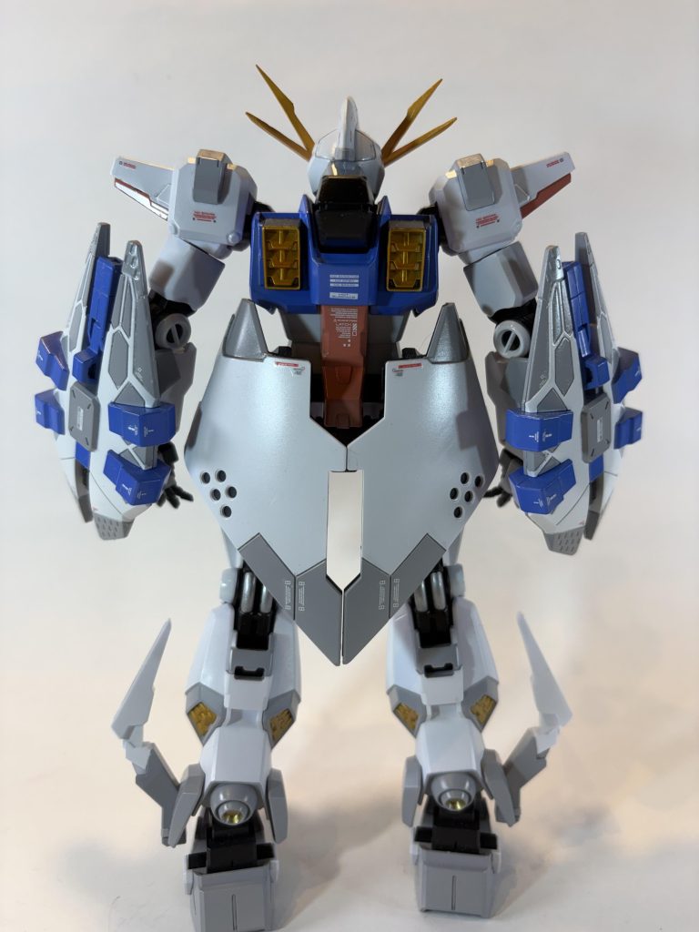 オデュッセウスガンダムの背面です。オデュッセウスガンダムの形態では、両腕のシールド兼アーマーを取り外した方がかっこいいと思います(が無骨な接続軸が露出してしまうので外しません)。