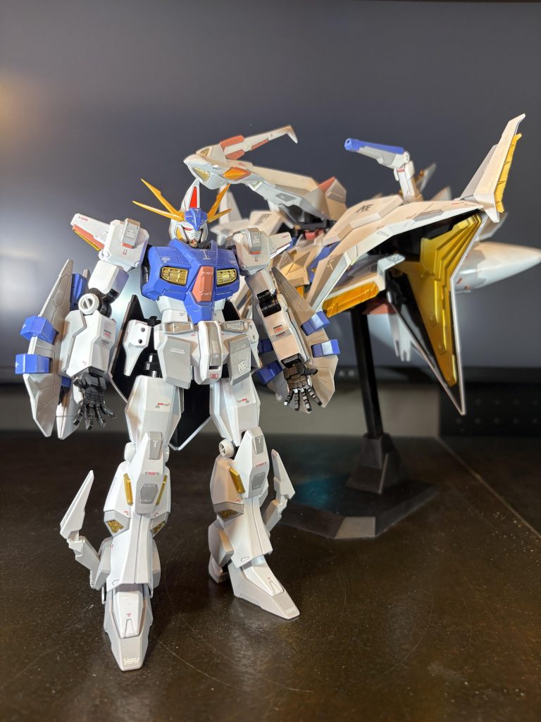 本来というか初期設定においては、ペーネロペーに合体や変形といった機能はなかったようです。このHGでは、オデュッセウスガンダムとフィックスド・フライト・ユニット(FFユニット)に分離することが可能になっています。