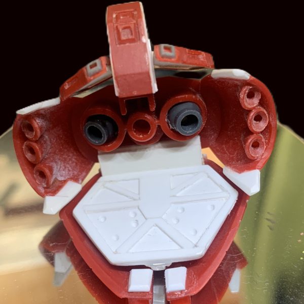 今回は胴体のディティールを追加しています。MGの画像を参考にしながら掘ったり切ったり貼ったりしながら製作しています腰サイドのスラスターはもっとディティールUPすれば良かったかなと思っています。（5枚目）