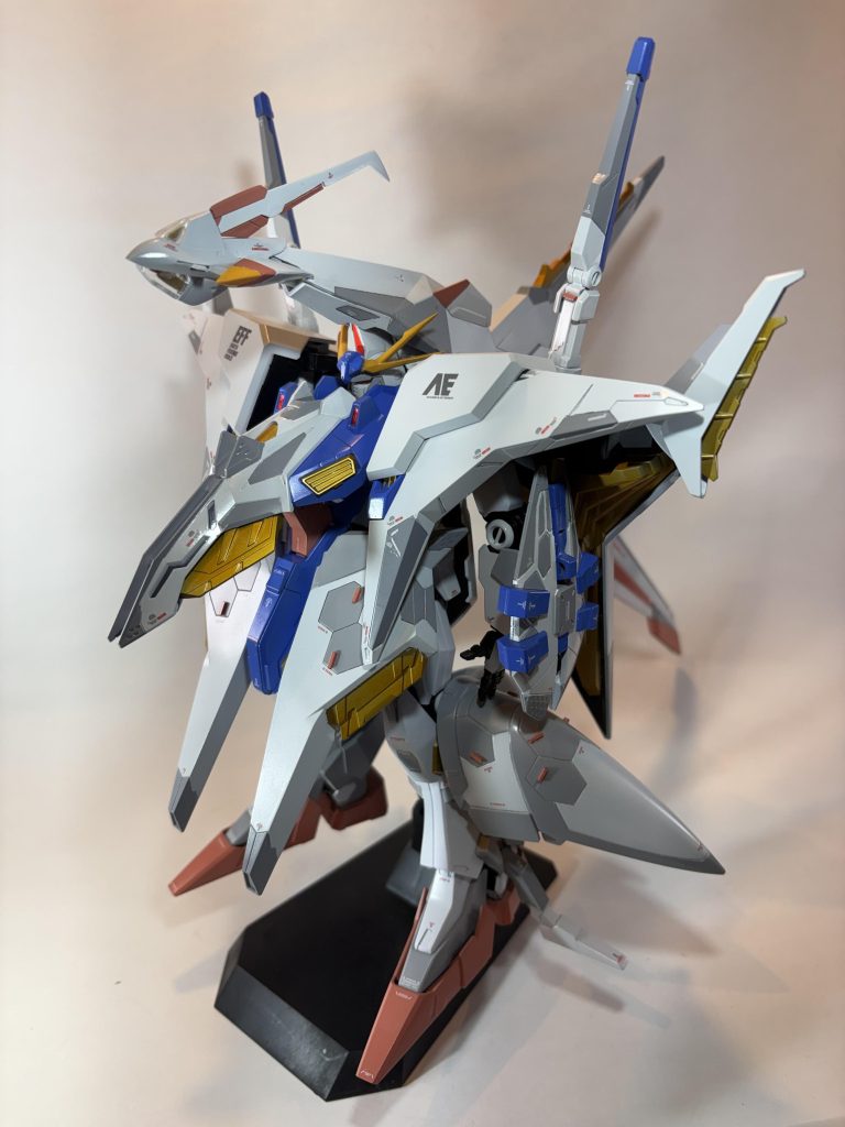 オデュッセウスガンダムとFFユニットが合体して本来の姿のペーネロペーに。FFユニットの頭部(先端のセンサー部)は削ってパテで盛り付け、丸みを帯びた形状に変更しています。また、装甲から露出している、なんらかのパターンがあるような箇所はすべてミノフスキー・クラフト・システムを構成するパーツであると脳内設定し、ゴールドでメタリック塗装しました。