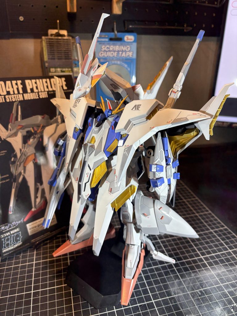 FFユニットのセンサー部と胸部アーマーに挟まれた頭部を露出させるため、センサー部先端と胸部アーマーはいったん分割してから加工して再接続し、可動できるようにしました。イメージとしてはマクロスのバルキリーのような3段変形を想定し、ペーネロペーのフライト・フォームがバルキリーのファイターに該当、MSモードがガウォークに該当、上の写真の頭部を露出した状態がバトロイドに該当する、というようなことを考えたのですが、3段変形というほどの違いを出せませんでした。