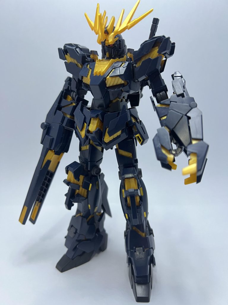 ユニコーンガンダムはやっぱりかっこいいですね。バンシィは黒のイメージ画強かったんですけど素組みだと藍色っぽいんですね