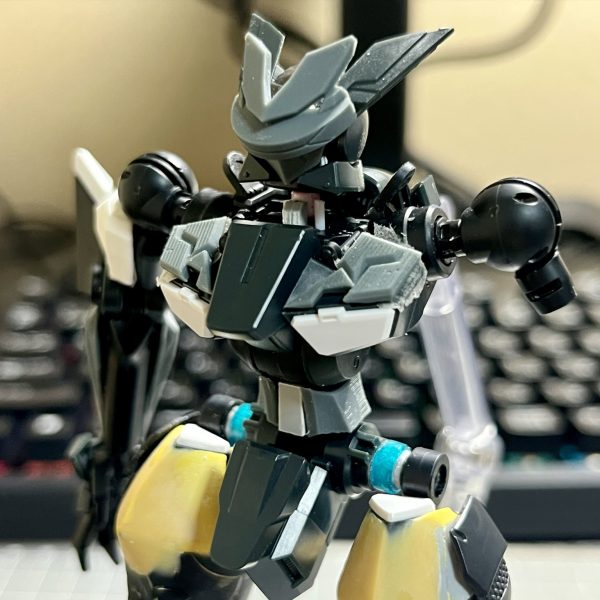 皆さま、お久しぶりです。ワーロックです。Blenderを勉強しながら進めていましたが、3DCADの方が慣れているので、結局Fusion360でモデリングしていました。そのおかげで細かい数値で設計できたのでパーツにピッタリ合う形状を作り出せました。仕事で忙しく休日作業がメインで少しずつ進めていきましたが、”人体っぽさ”と”フラッグ感”が出るようなデザインを意識してみました。バックパックは悩みましたが、GN粒子供給システムの改善と”人体に近い動き”を可能とする構造...的な設定で制作してみました。武装類を懸架させるか迷いましたが、シンプルな方が好みなので今のスタイルになりました。来年からは武装類をメインに制作を進めていく予定です。（2枚目）